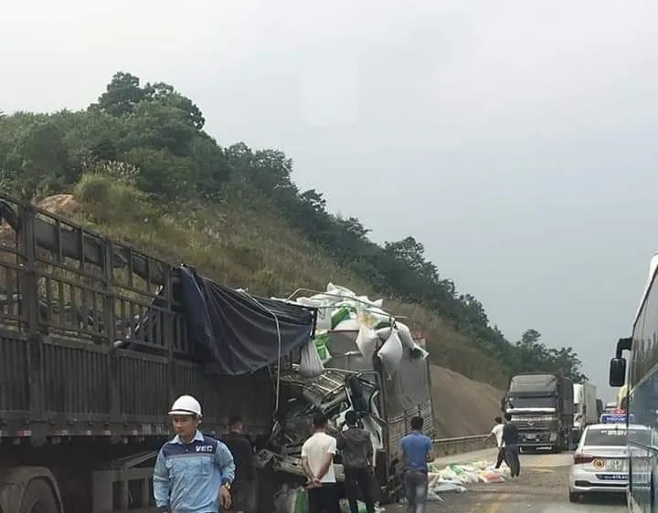 Tai nạn vừa xảy ra trên cao tốc Nội Bài- Lào Cai chiều 30-11