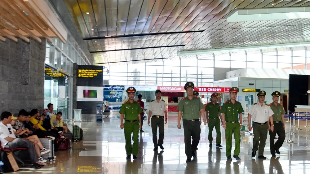 Lực lượng chức năng làm việc tại sân bay Vân Đồn