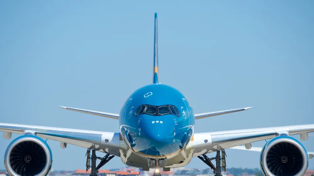 Vietnam Airlines tạm dừng đường bay đến Pháp và Malaysia