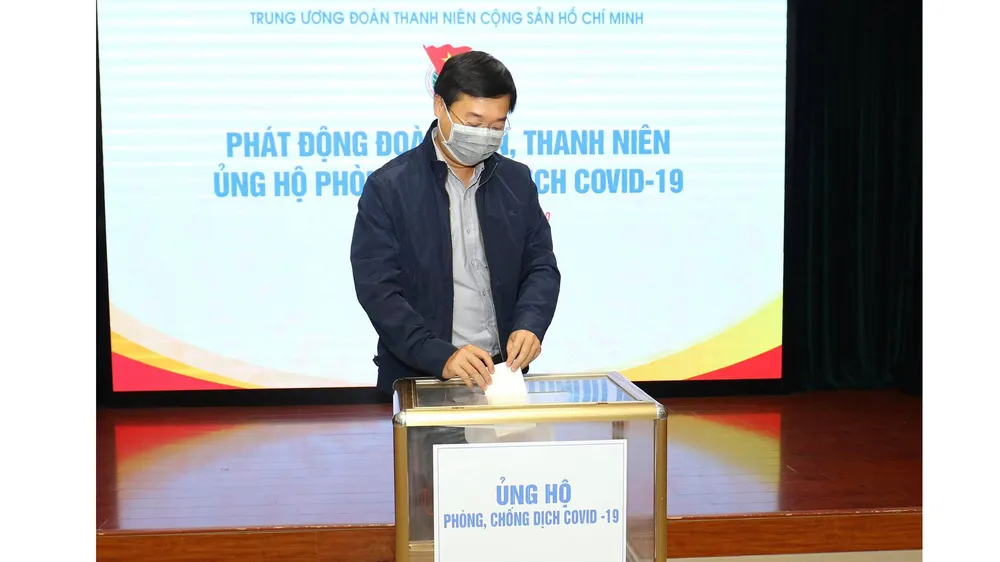 Đồng chí Lê Quốc Phong, Ủy viên dự khuyết Trung ương Đảng, Bí thư thứ nhất Trung ương Đoàn ủng hộ phòng, chống dịch Covid-19 tại lễ phát động