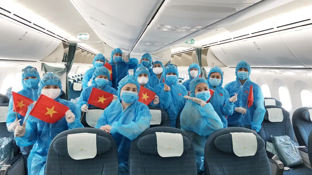 Tổ bay trước khi khởi hành. Ảnh: VNA