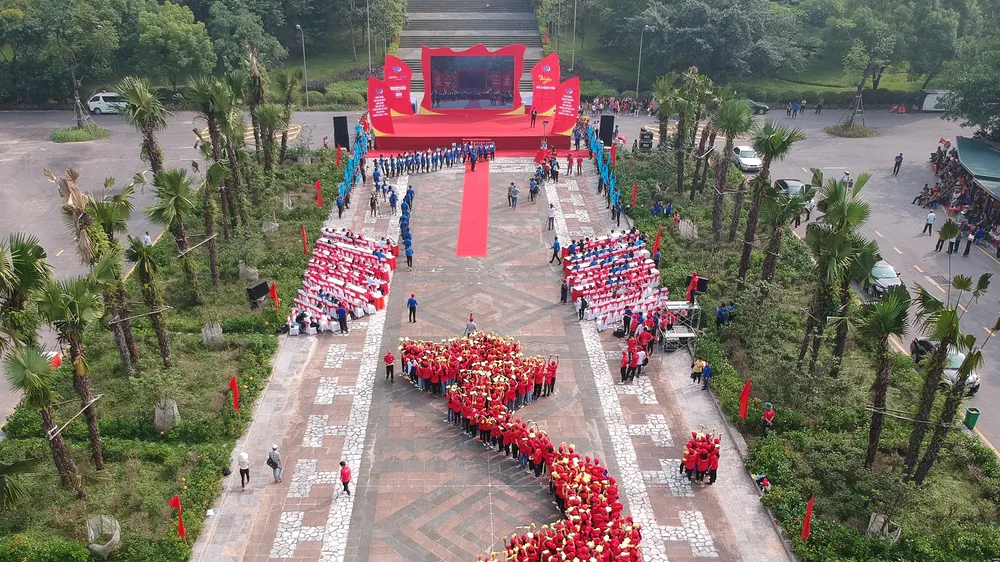 Hơn 1.000 thanh niên xếp hình bản đồ Việt Nam tại lễ khởi động chương trình "Tôi yêu tổ quốc tôi" vừa tổ chức tại Khu di tích lịch sử Quốc gia Đền Hùng (Phú Thọ).
