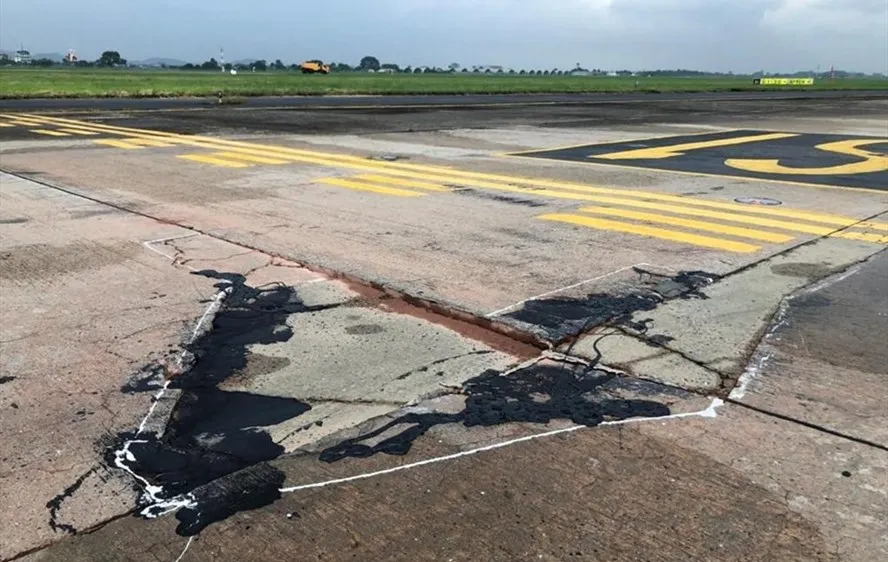 Đường cất hạ cánh, đường lăn sân bay Nội Bài đang trong tình trạng xuống cấp nghiêm trọng