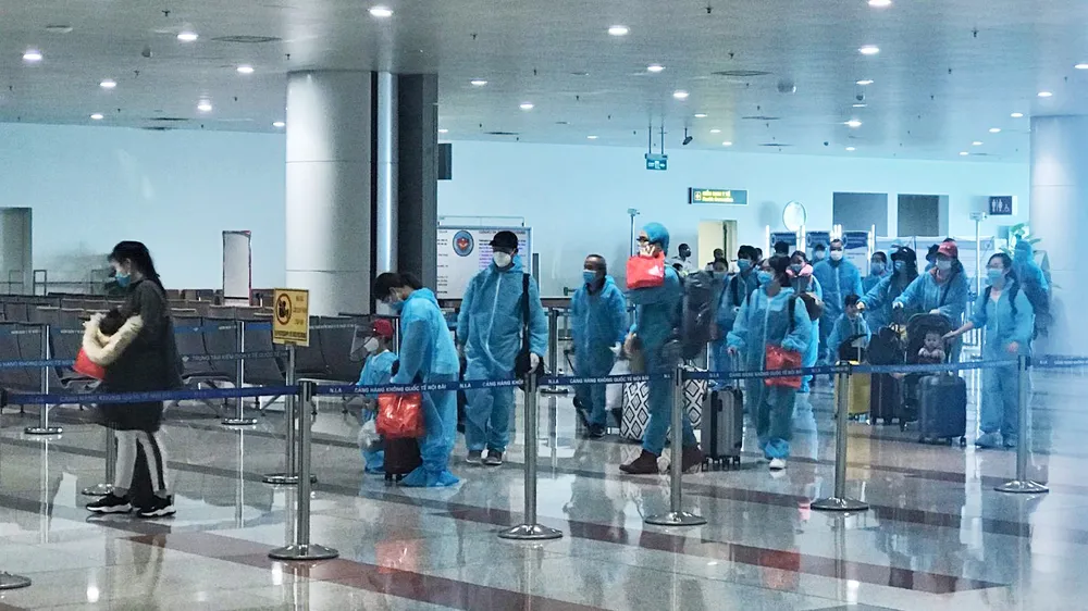 Chuyến bay chở 310 công dân Việt Nam từ Phần Lan, Thụy Điển vừa hạ cánh tại sân bay Nội Bài 