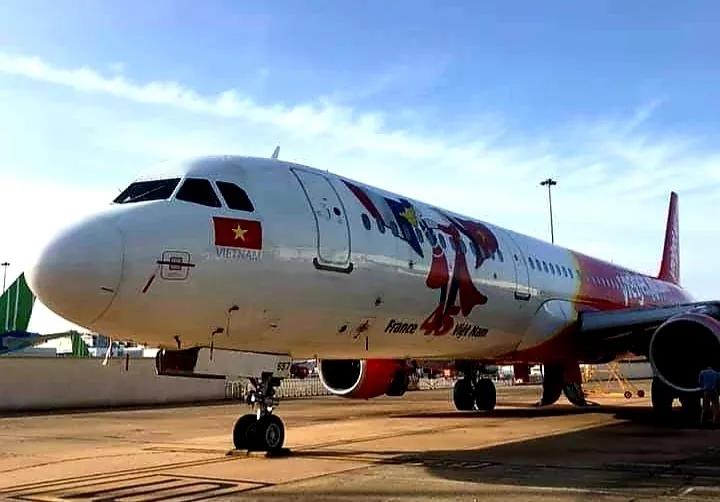 Máy bay vừa được kéo lên đường băng và đưa về sân đỗ