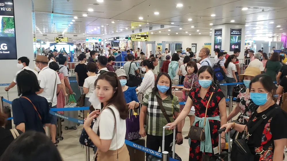 Tình trạng ùn ứ tại khu vực làm thủ tục hàng không đang tăng lên tại sân bay Nội Bài