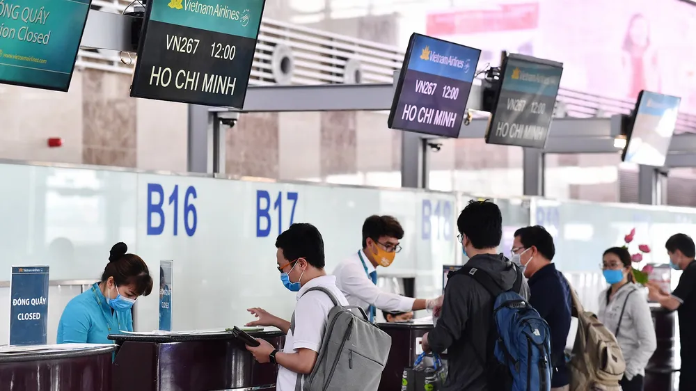 Làm thủ tục tại sân bay Nội Bài