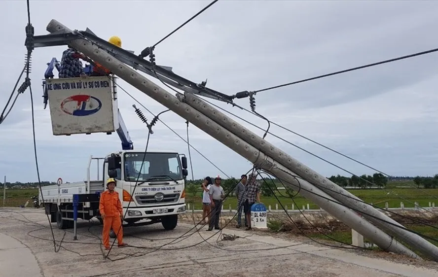 Cột điện gãy đổ trong bão số 5 tại Thừa Thiên- Huế