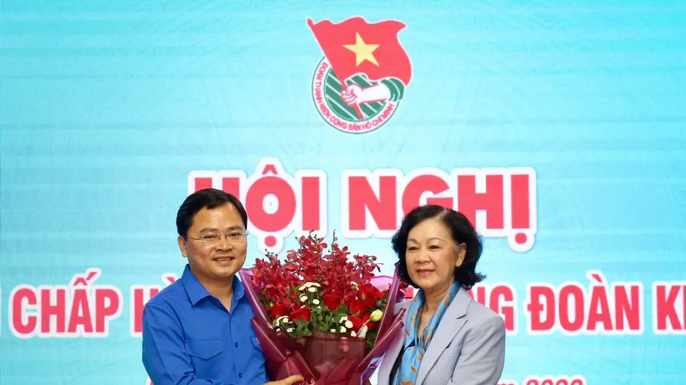 Đồng chí Trương Thị Mai, Ủy viên Bộ Chính trị, Trưởng ban Dân vận Trung ương chúc mừng anh Nguyễn Anh Tuấn được bầu làm Bí thư thứ nhất Trung ương Đoàn