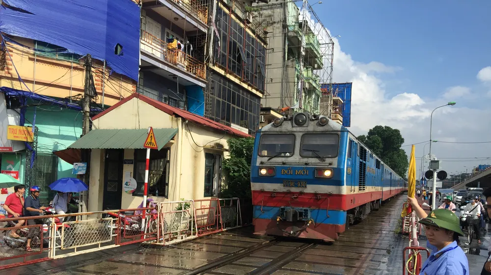 Đường sắt tiếp tục cắt giảm nhiều đoàn tàu do lượng hành khách giảm mạnh