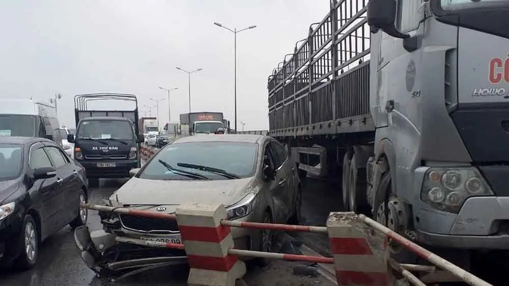 Mật độ phương tiện đông khiến cầu Thanh Trì thường xuyên xảy ra ùn tắc và tai nạn giao thông