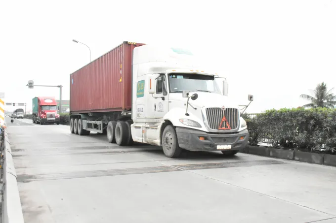Xe quá tải hoạt động mạnh trên QL5 trước khi lắp hệ thống cân xe tự động