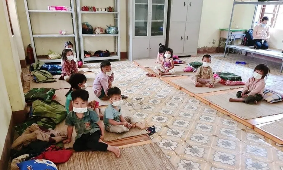 Các em nhỏ trong các khu cách ly phải sinh hoạt trong hoàn cảnh thiếu thốn