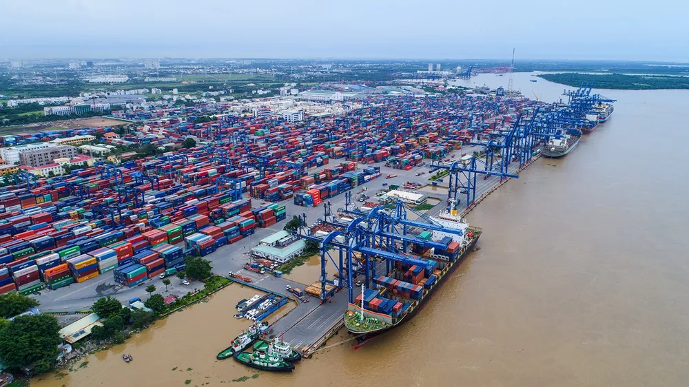  Cảng Cát Lái (TPHCM) ùn ứ container trong khi lực lượng lao động bị thiếu hụt