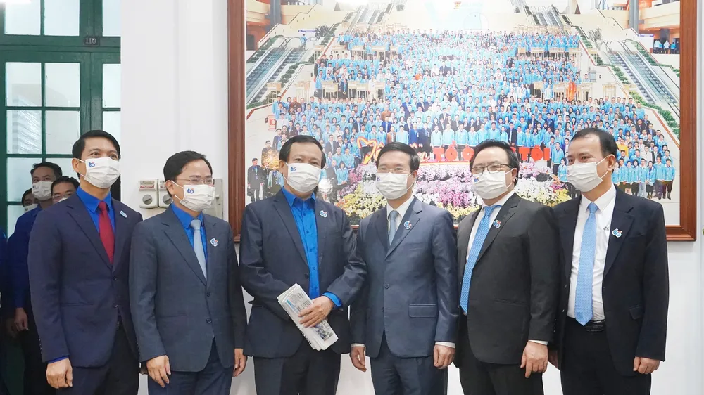 Đồng chí Võ Văn Thưởng cùng các đại biểu tham dự chương trình Tôi yêu Tổ quốc tôi nhân kỷ niệm 65 năm Ngày thành lập Hội LHTN Việt Nam. Ảnh: VIẾT CHUNG