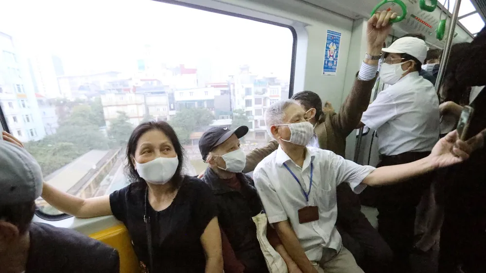 Hành khách đi tàu Cát Linh - Hà Đông. Ảnh: VIẾT CHUNG