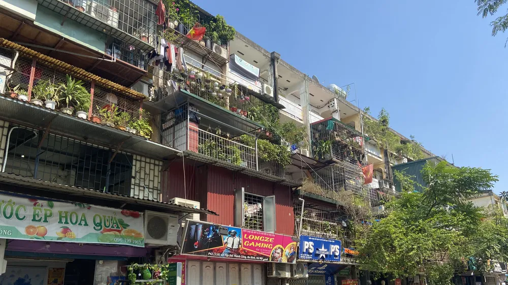 Những “chuồng cọp” san sát nhau tại các khu tập thể, gây nền nhiều lo ngại về việc thoát hiểm trong các sự cố hỏa hoạn. Ảnh: PHƯƠNG ANH