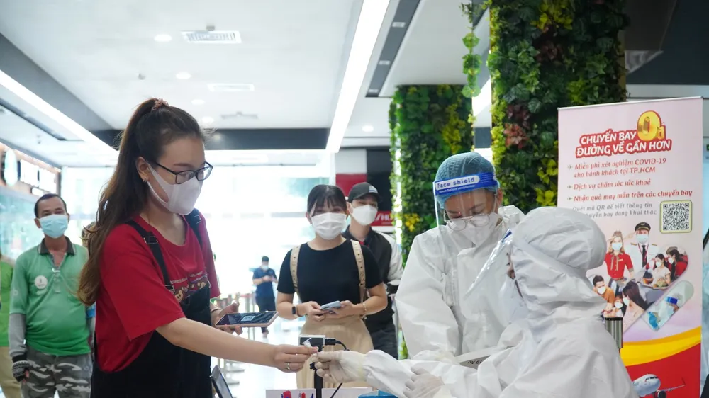 Xét nghiệm tại sân bay Nội Bài