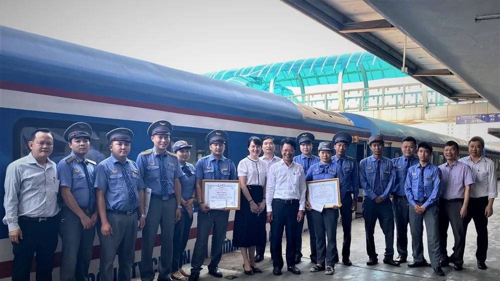 Tổ tàu S8 được khen thưởng sau khi hỗ trợ hành khách sinh con trên tàu an toàn