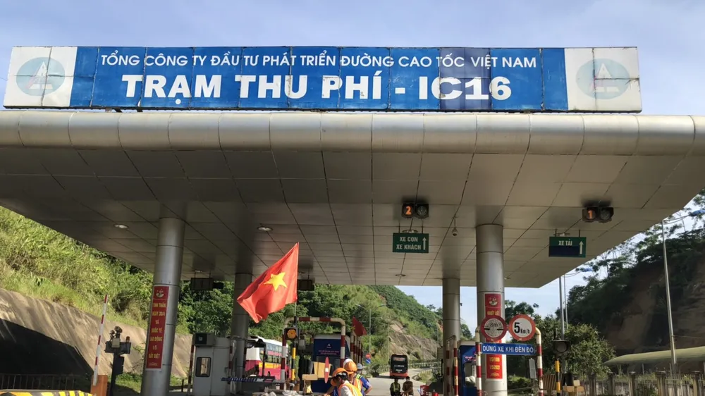 Bắt đầu đào hố móng lắp đặt hệ thống thu phí ETC trên cao tốc Nội Bài- Lào Cai