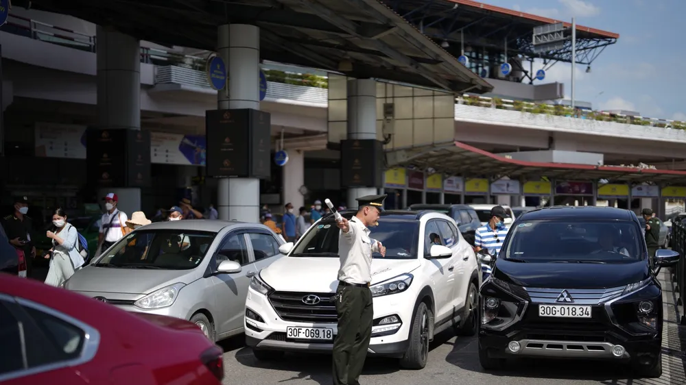 Phương tiện cá nhân đón tiễn khách tại sân bay Nội Bài tăng mạnh