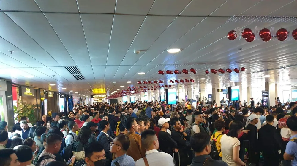 Sân bay Tân Sơn Nhất quá tải mùa cao điểm hè 2022