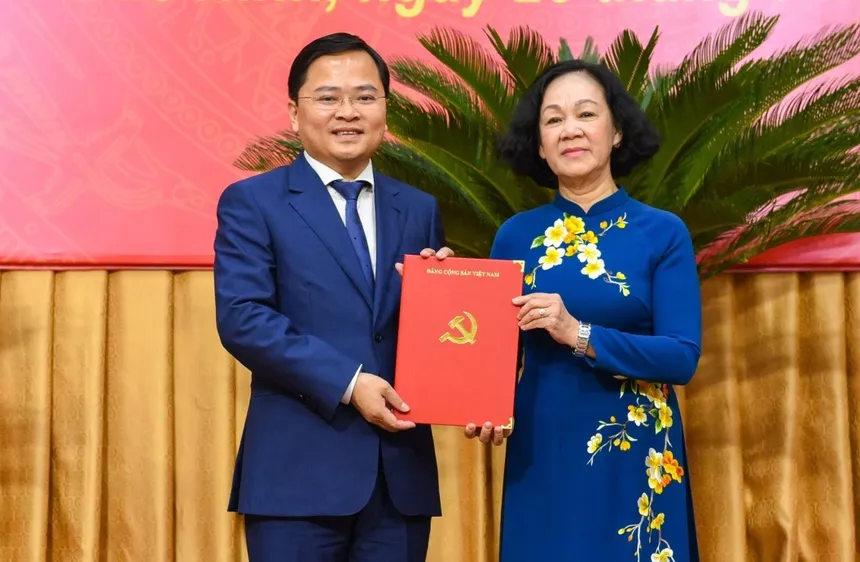 Trưởng Ban Tổ chức Trung ương Trương Thị Mai đã trao quyết định và tặng hoa chúc mừng cho đồng chí Nguyễn Anh Tuấn
