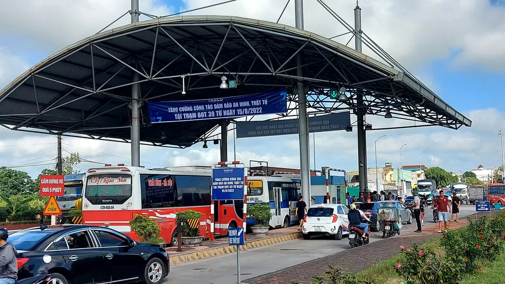 Tài xế phản đối việc siết chặt thu phí tại trạm BOT Kiến Xương