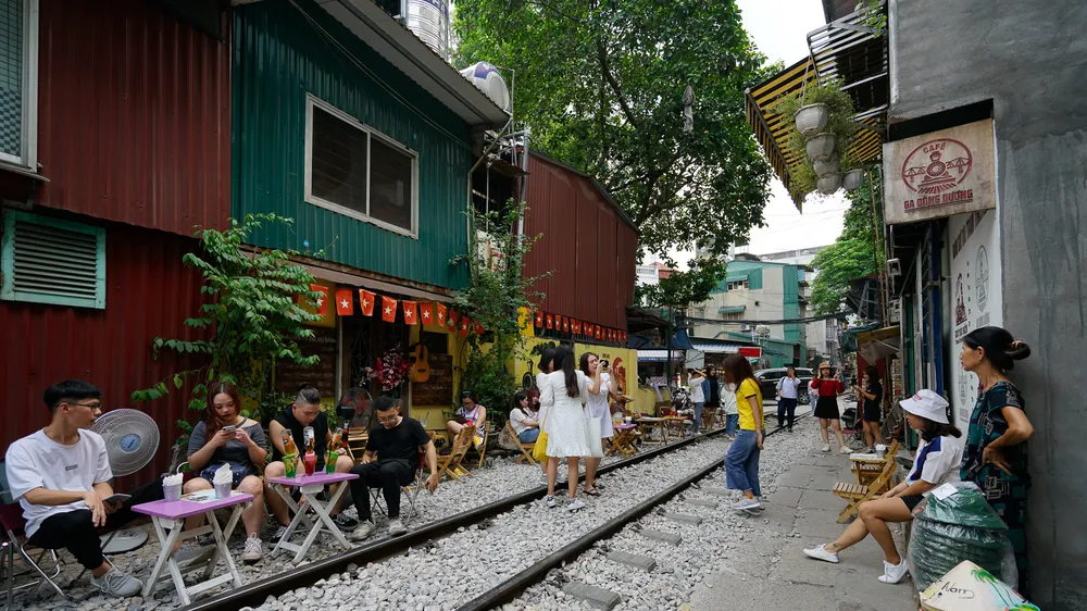 Phố cà phê đường tàu tại Hà Nội