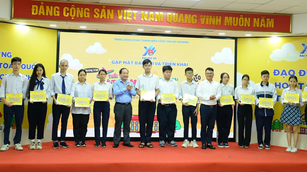 Trao học bổng trong sự kiện triển khai chương trình "Tuổi trẻ Việt Nam - Rèn đức, luyện tài, dẫn dắt tương lai"