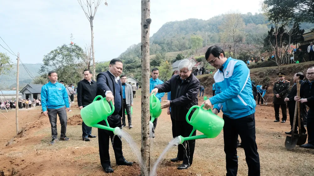 Chủ tịch Mặt trận Tổ quốc Việt Nam Đỗ Văn Chiến và các đại biểu tham dự Tết trồng cây "Đời đời nhớ ơn Bác Hồ" Xuân Quý Mão tại tỉnh Hoà Bình.