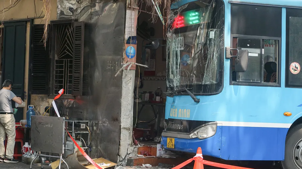 Tai nạn xe buýt tại phố Đội Cấn, Hà Nội ngày 14-3
