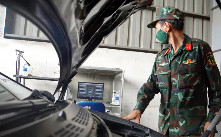Lực lượng đăng kiểm quân đội tham gia hỗ trợ giảm ùn tắc tại các trung tâm đăng kiểm