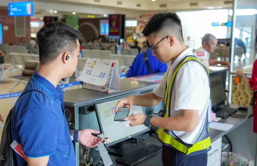 Làm thủ tục bay tại Cảng HKQT Nội Bài