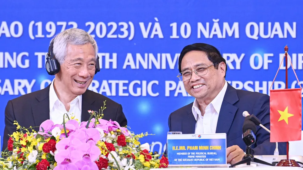 Thủ tướng Phạm Minh Chính và Thủ tướng Lý Hiển Long trong cuộc đối thoại với lãnh đạo trẻ 2 nước. Ảnh: VIẾT CHUNG