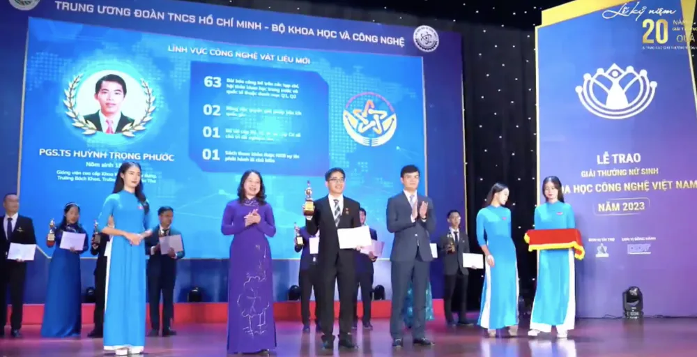 Phó Chủ tịch nước Võ Thị Ánh Xuân và Bí thư Thứ nhất Trung ương Đoàn Bùi Quang Huy trao giải thưởng Khoa học công nghệ Quả cầu Vàng năm 2023.