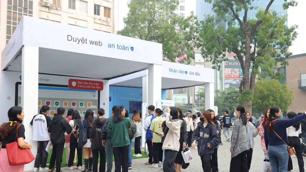 Các đại biểu tham gia trải nghiệm tương tác với các công cụ bảo vệ an toàn trên không gian mạng