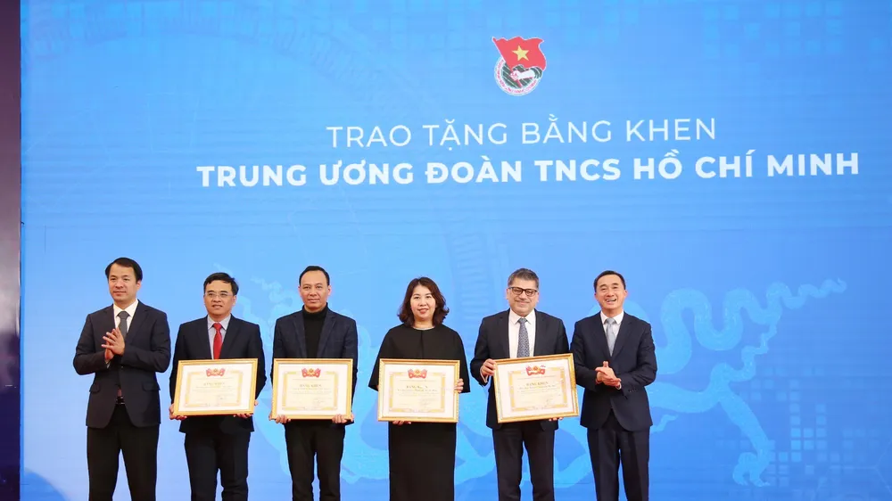 Trung ương Đoàn trao tặng bằng khen cho các cá nhân đóng góp tích cực vào chương trình "Chuyển đổi số vì sức khỏe phổi"