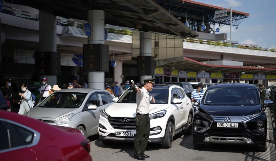 Cảnh ùn tắc đường dẫn ra vào sân bay Nội Bài được dự báo sẽ giảm nếu áp dụng thu phí không dừng