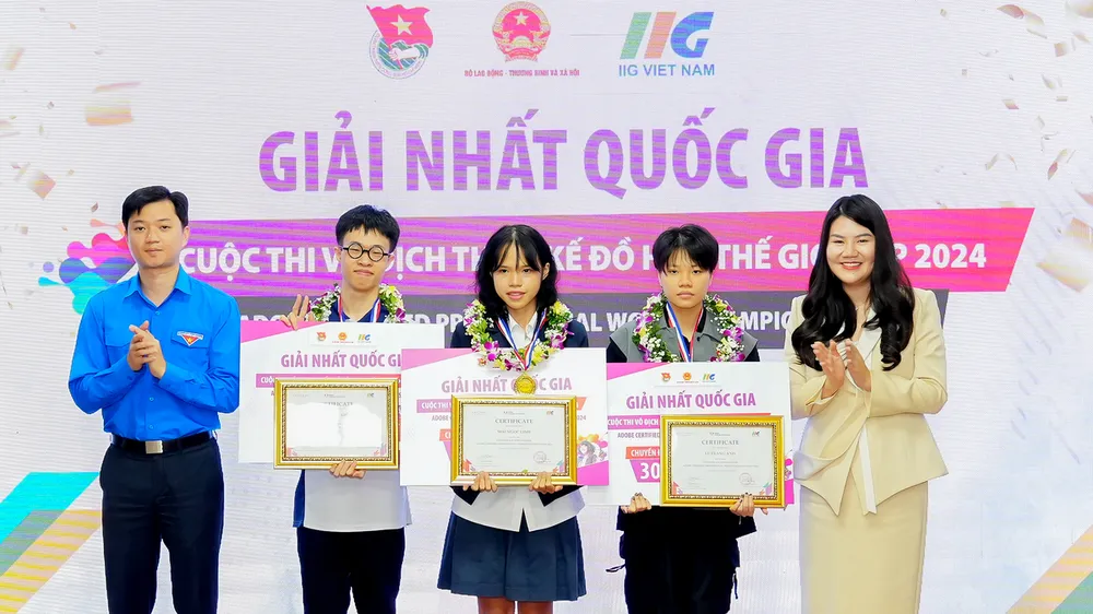 Bí thư Trung ương Đoàn Nguyễn Minh Triết trao giải thưởng cho 3 nhà vô địch thiết kế đồ họa trẻ