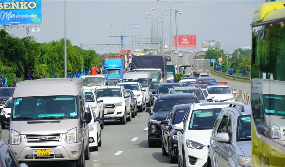 Ùn tắc thường xuyên xảy ra trên cao tốc TPHCM - Long Thành - Dầu Giây
