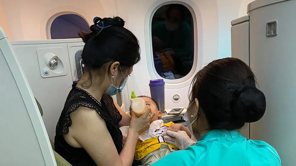 Tiếp viên hàng không hỗ trợ chăm sóc sức khỏe hành khách trên máy bay