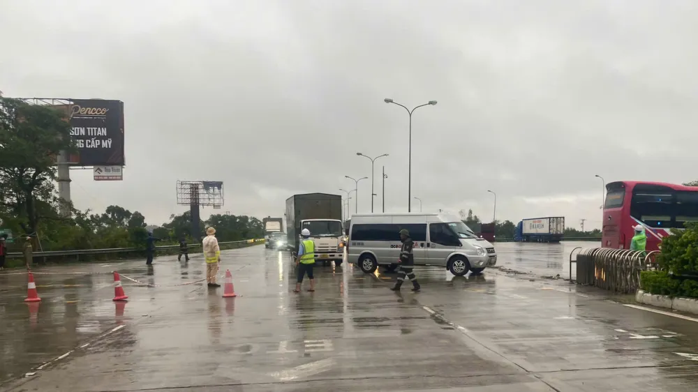 Cao tốc Pháp Vân - Cầu Giẽ bị ngập nước