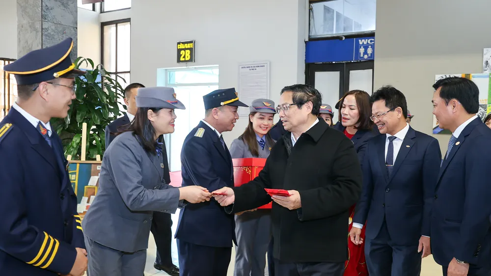 Thủ tướng Chính phủ Phạm Minh Chính chúc tết cán bộ, nhân viên, người lao động ngành đường sắt.