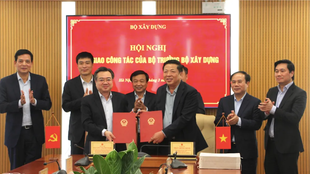 Bàn giao công tác Bộ trưởng Bộ Xây dựng giữa đồng chí Nguyễn Thanh Nghị và đồng chí Trần Hồng Minh