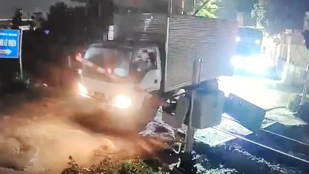 Quý 1-2025: Xảy ra 116 vụ ô tô cố tình vượt đường ngang khi tàu sắp đến