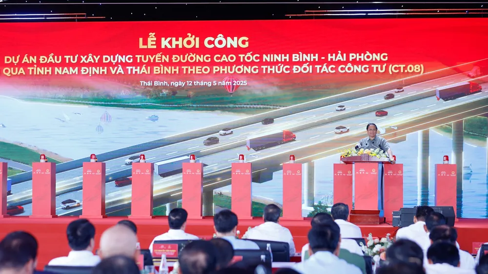 Thủ tướng Phạm Minh Chính dự lễ khởi công xây dựng tuyến đường cao tốc Nam Định - Thái Bình. Ảnh: VIẾT CHUNG