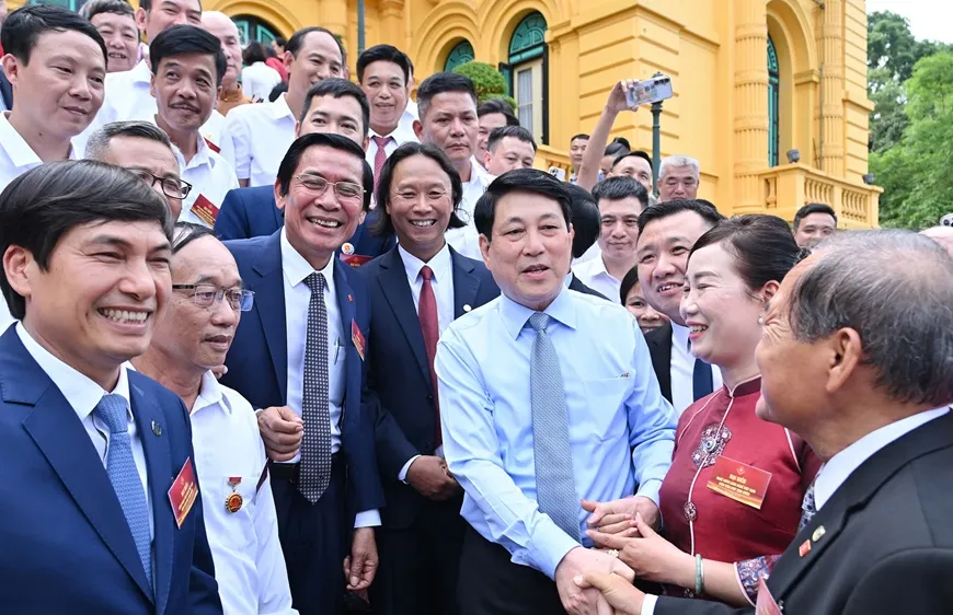 Chủ tịch nước Lương Cường gặp mặt thân mật các nghệ nhân làng nghề tiêu biểu toàn quốc chiều 10-6. Ảnh: VIẾT CHUNG