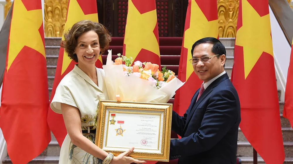 Phó Thủ tướng, Bộ trưởng Ngoại giao Bùi Thanh Sơn trao tặng bà Audrey Azoulay Kỷ niệm chương “Vì sự nghiệp Ngoại giao Việt Nam”