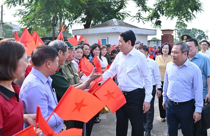 Chủ tịch nước với người dân thôn Quảng Chính 6, xã Quảng Hà, tỉnh Quảng Ninh